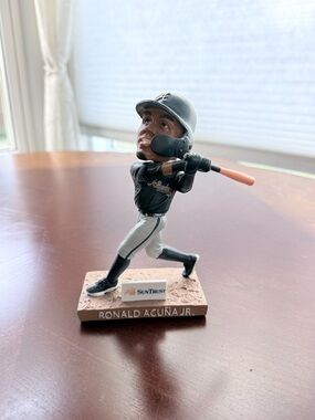 Atlanta Braves Ronald Acuña Jr. Bobblehead 2018 NL Rookie of the Year